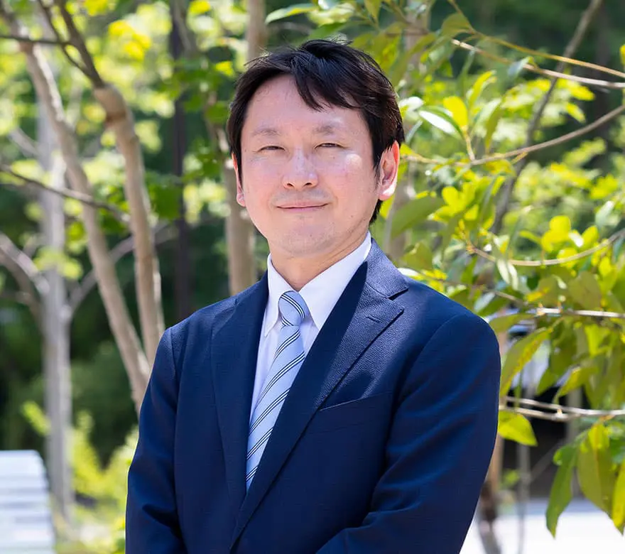 article-regional-002-researcher.webp